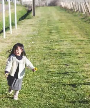 赵薇晒女儿小四月生日正面照 四岁黄新长相肖似小版赵薇