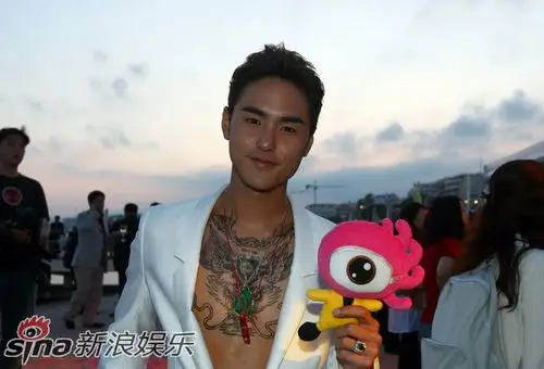 阮经天胸口纹身显眼