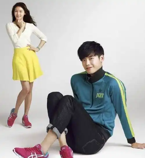 李钟硕晒出与河智苑亲密合照,po文:对我来说依旧是最重要的人_欧尼