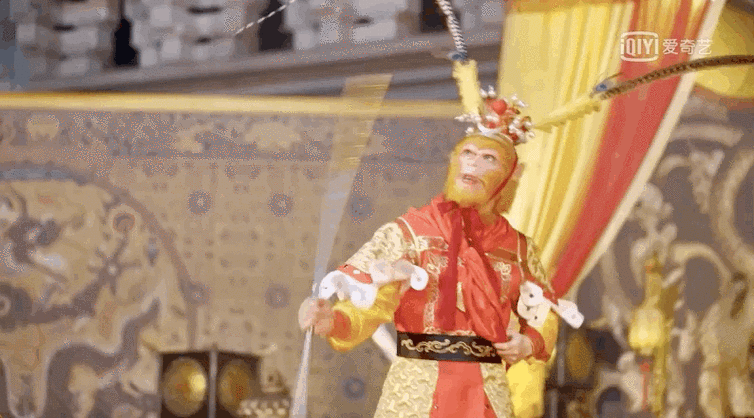 亲眼见到剧中的原版主人公 六小龄童挥舞着金箍棒出现 仿佛自带"丢丢