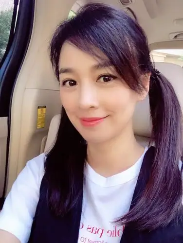 张庭在微博分享一组照片,白色t恤搭配双马尾小辫,什么水平 zt