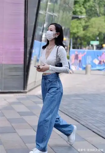 牛仔裤的搭配,并非全是紧身风格,宽松的设计也很流行