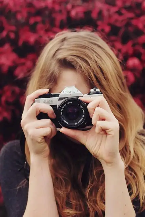 女孩用相机,朦胧的背景 iphone 壁纸