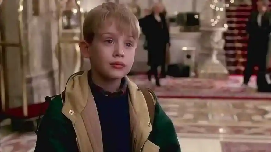 小鬼当家凯文这次真的拿出了钱给他小费谁知道他误会了