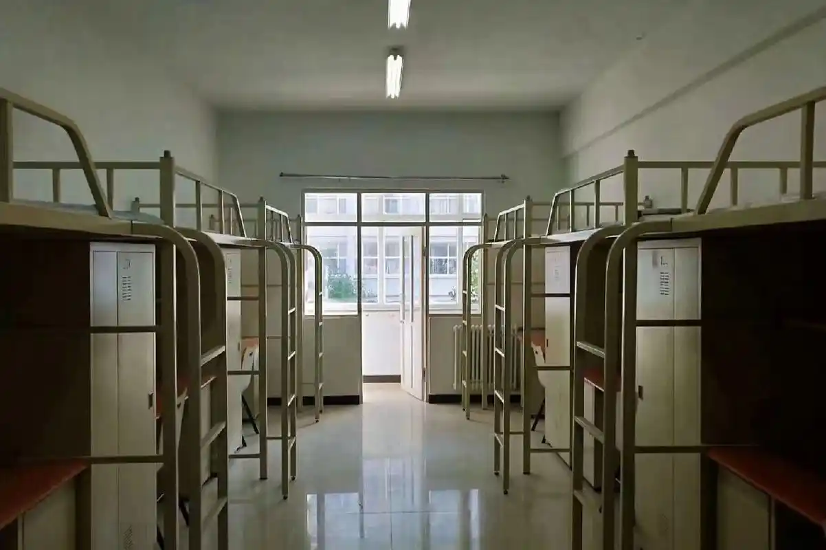 辽宁师范大学西山校区宿舍 女生是6人寝 男生是4人寝 上床下桌  无