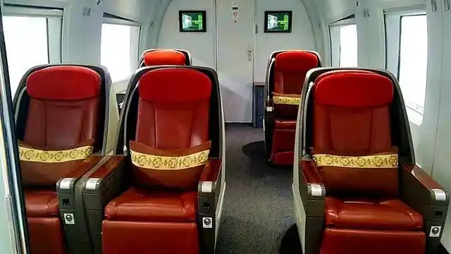 此次加开的夜间动车组列车使用crh380b型车体,共8