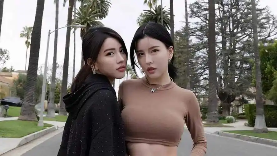 by2近照欧式大双眼皮配烈日红唇被调侃整得连亲妈都认不出