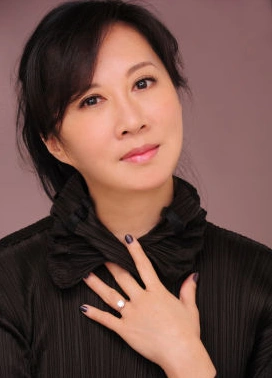 年,李敖结识了小自己30岁的文化大学植物系女生王小屯,他现在的妻子