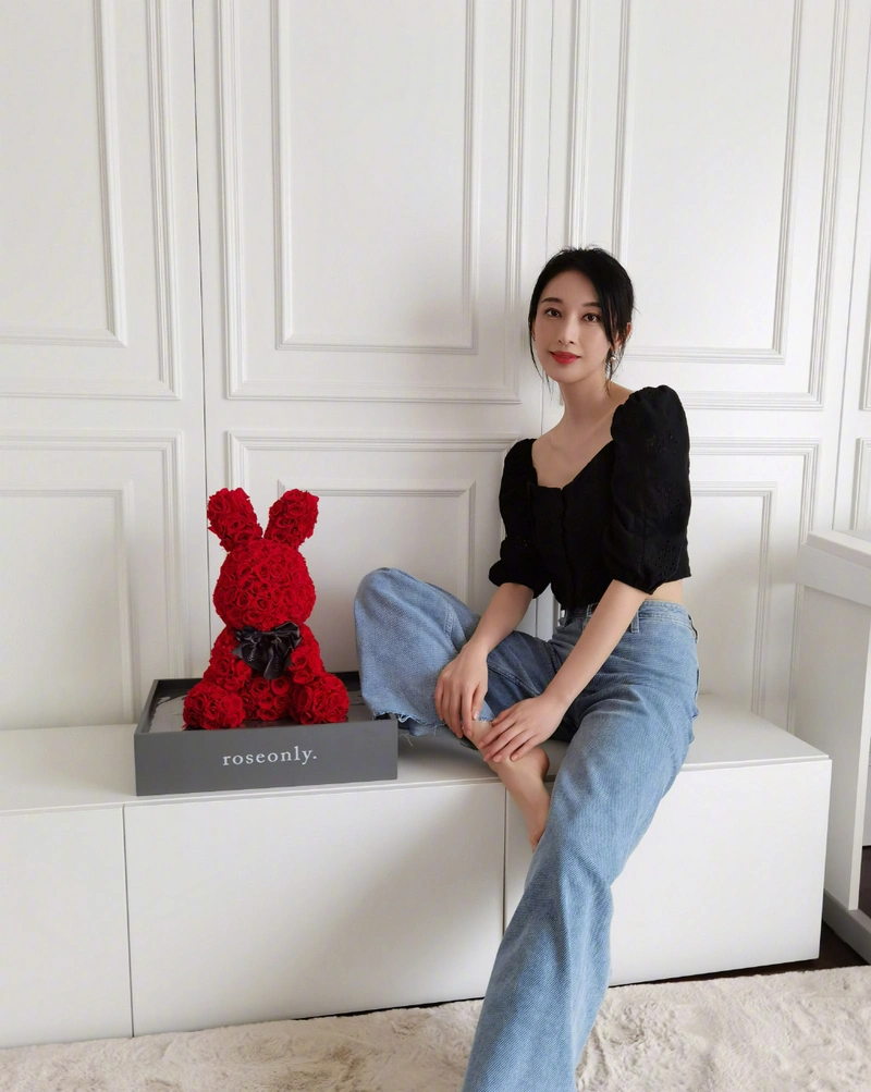 张俪"一秒切换",穿印花衬衫配牛仔裤,换个配饰帅气变甜美了