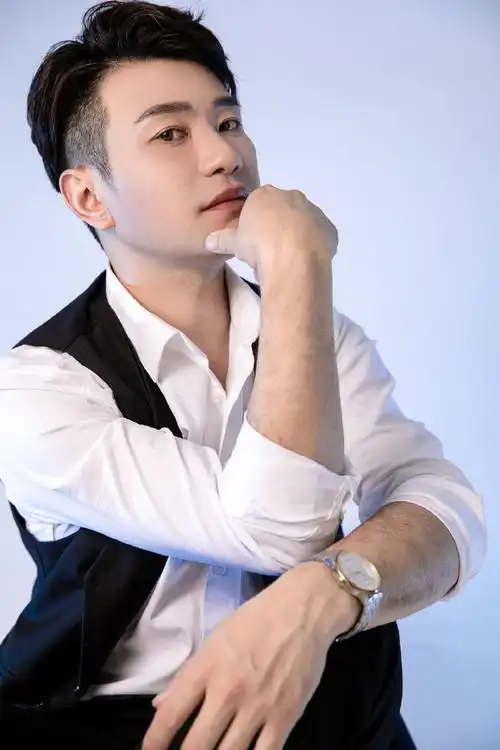 时尚穿搭博主超话#成熟男人的标配#今天的这组照片真是出乎我的意料