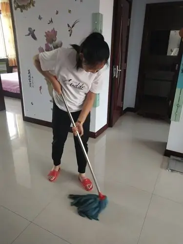 继续帮助父母拖地!