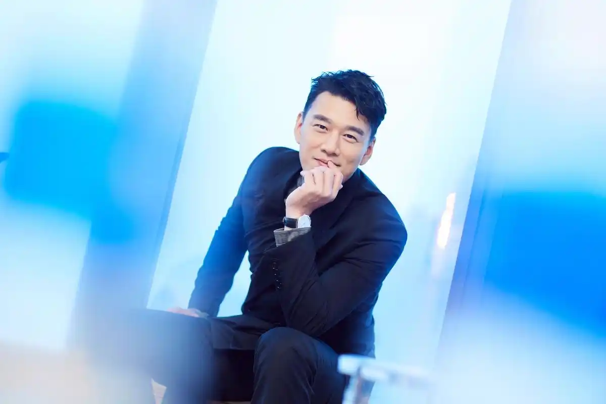 王耀庆身着dior men2019秋冬系列黑色西装出席2019cosmo时尚美丽盛典