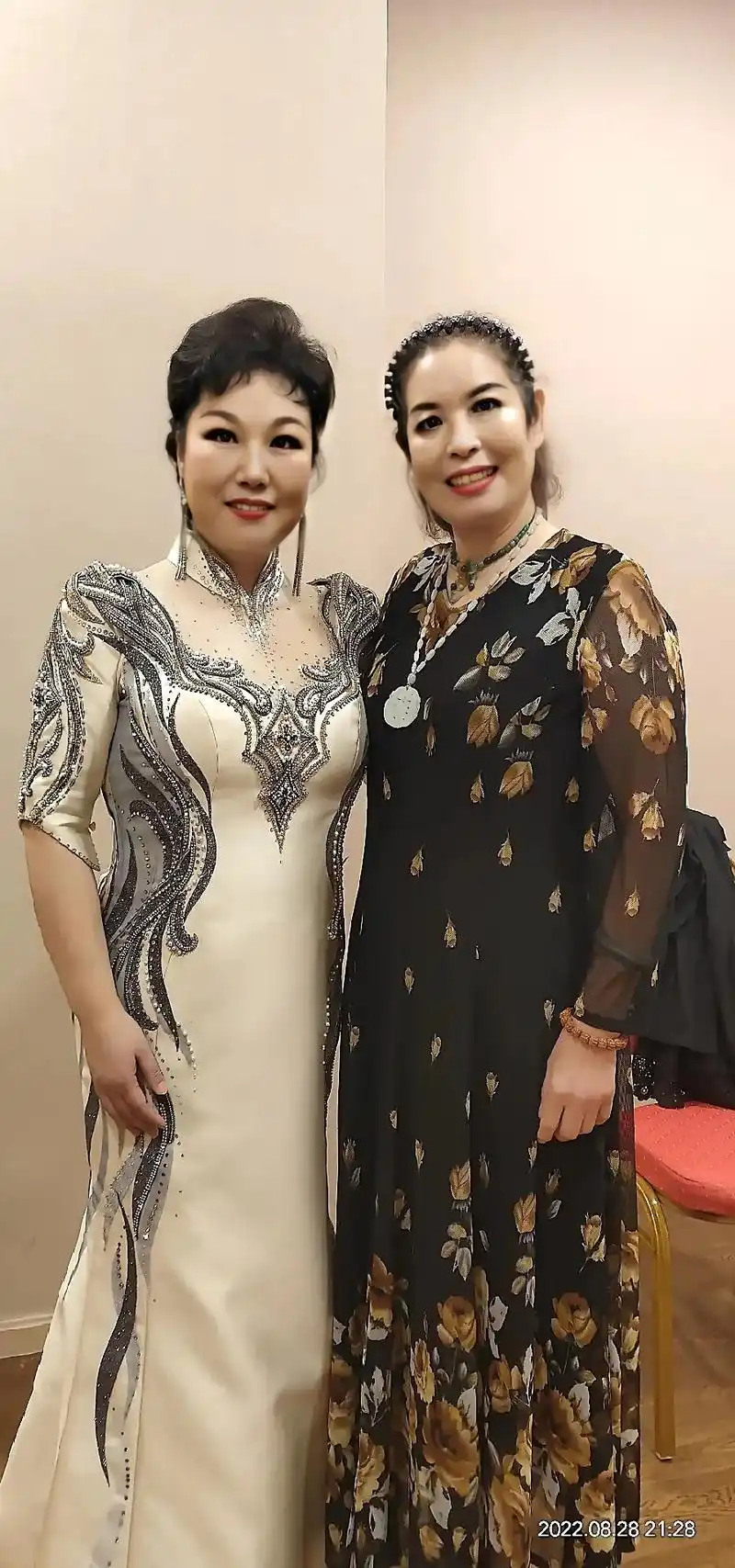 发几张艺术大咖的照片; 中国夜莺著名女高音歌唱家黄华丽教授! - 抖音