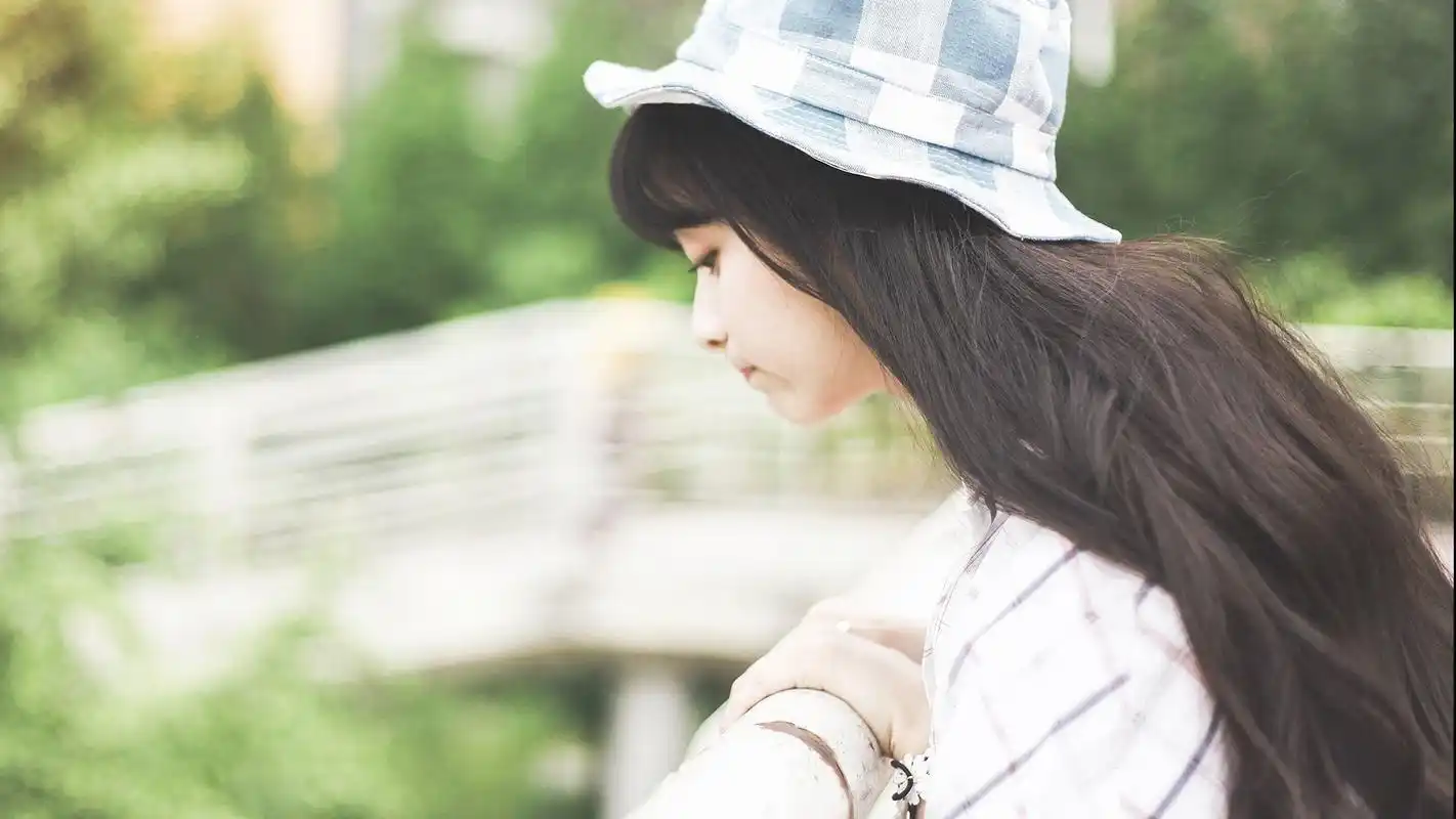 小清新美女文艺户外写真电脑壁纸