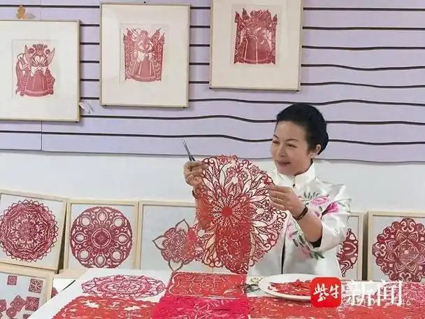 其中"剪鸟折花巧手忙"主题活动中,四年级的同学们提出了"能不用画线稿