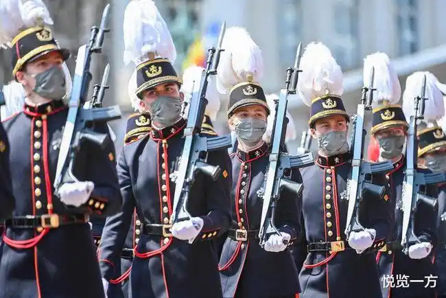 比利时庆典活动女王储可妩媚可飒爽老国王私生女高调上看台