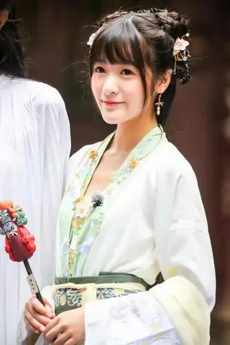 徐娇突破次元壁穿绝美汉服 如画中美人意境十足_时尚_腾讯网