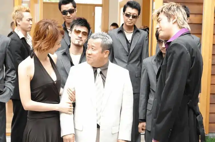 另外,他还在电影《戏王之王》《神枪手与智多星》中为曾志伟,杜汶泽