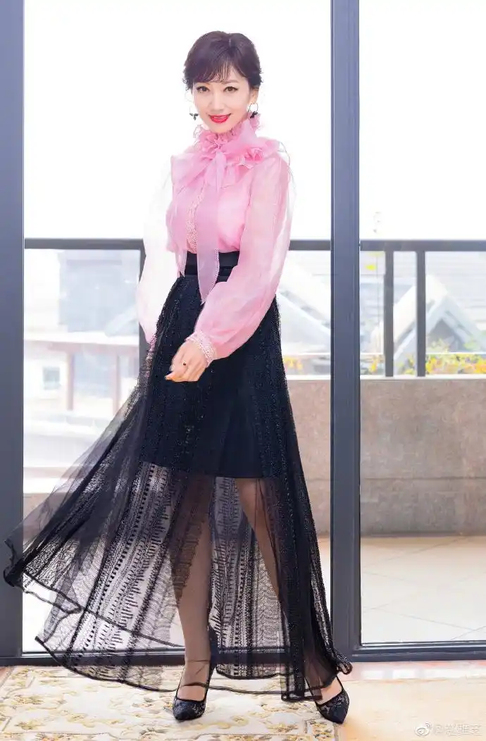 赵雅芝倚窗边摆优雅pose 着粉嫩衬衣黑色纱裙温柔减龄