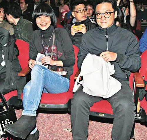 学而与未来老公.(资料图)赵学而微博晒喜帖.