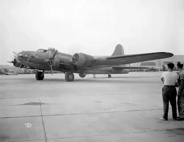 传奇b-17轰炸机"孟菲斯美女"号机组乘员珍贵合影