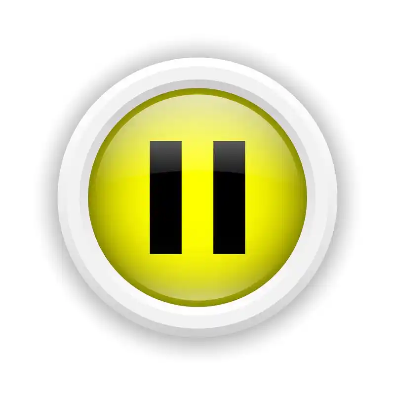 暂停图标,圆形塑料图标与在黄色背景上的黑色设计