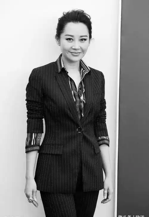 至今未婚少女感十足,51岁许晴近照白美_网友_因为_自拍