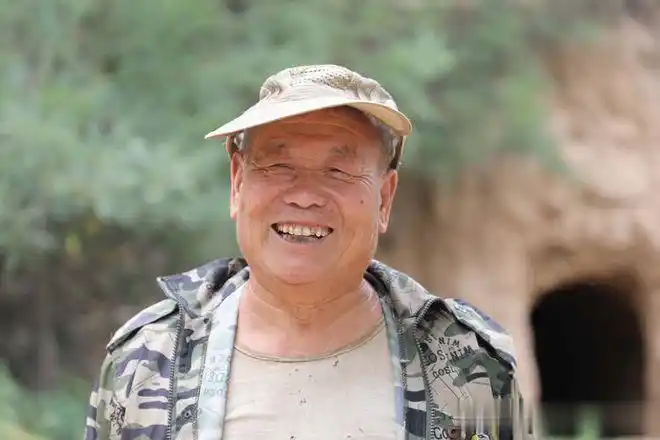 66岁老汉结婚1年媳妇跑了,如今身居"神仙洞"笑称自己很潇洒|杨大叔|土