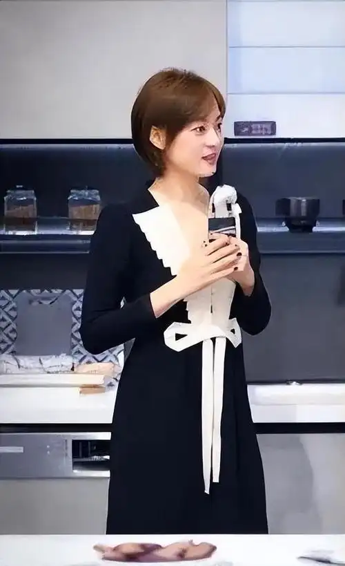 孙俪又剪耳上短发配一身黑西装出席活动男相十足脸好长