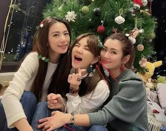 田馥甄过41岁生日she组合任家萱陈嘉桦为其庆生樱花漫步