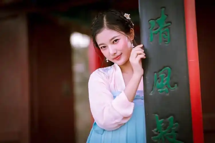 回眸一笑百媚生