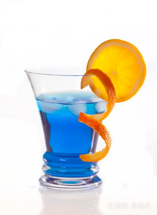 蓝色库拉索岛鸡尾酒上白色隔离