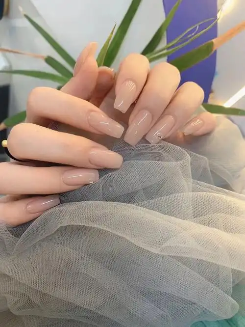 又是一款适合炎热夏日的裸色系美甲很显气质高雅#美甲上门  #裸色美甲