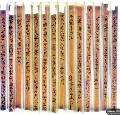 它提供了汉代王杖诏书的格式,显示了诏书书