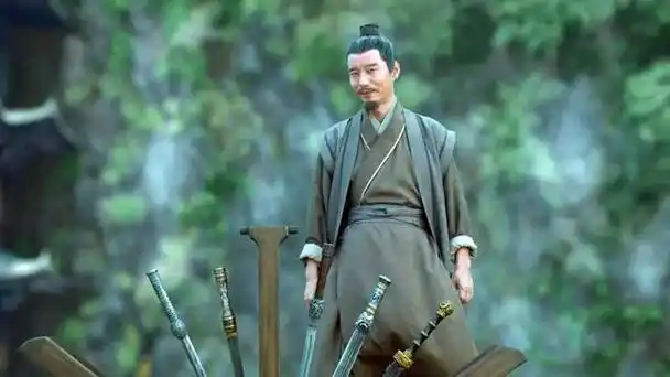 这个人物最大的特点,就是全身上下,没有一点像观众记忆中的侠客,他总