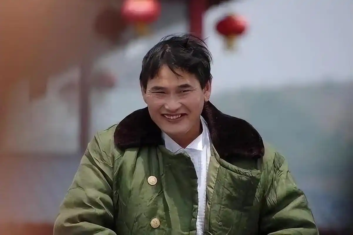 大衣哥火了后,很多大型的晚会都找上了他,而且出场费也水涨船高,一次