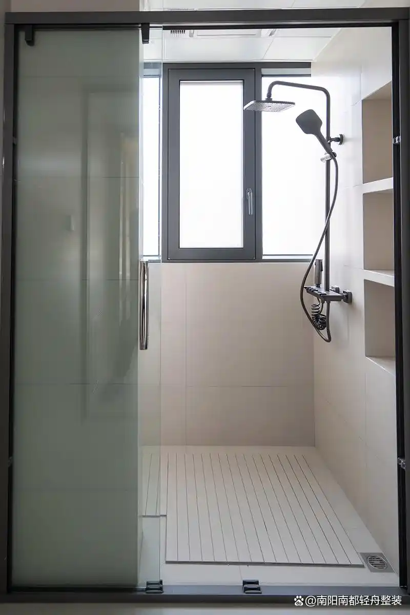 轻奢风卫生间装修:优雅与实用的完美结合