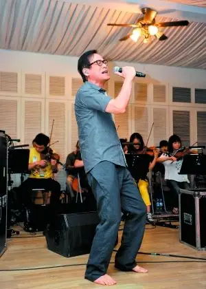 罗大佑光脚彩排(图)