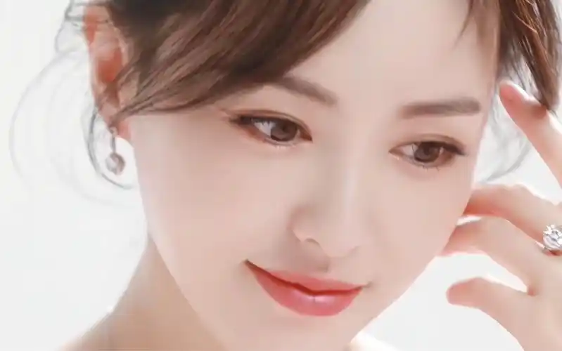 被唐嫣美疯了!六福珠宝最新物料 全球代言人又美又优雅