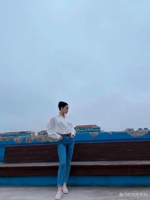 张馨予的穿衣秘诀都在这!白衬衫 牛仔裤穿出高级感,军嫂超级飒