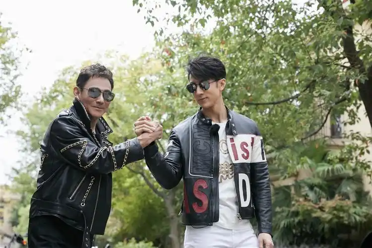 《最美的时光》首期节目中,将曝光吴尊爸爸,向佐妈妈,郭碧婷爸爸,刘维