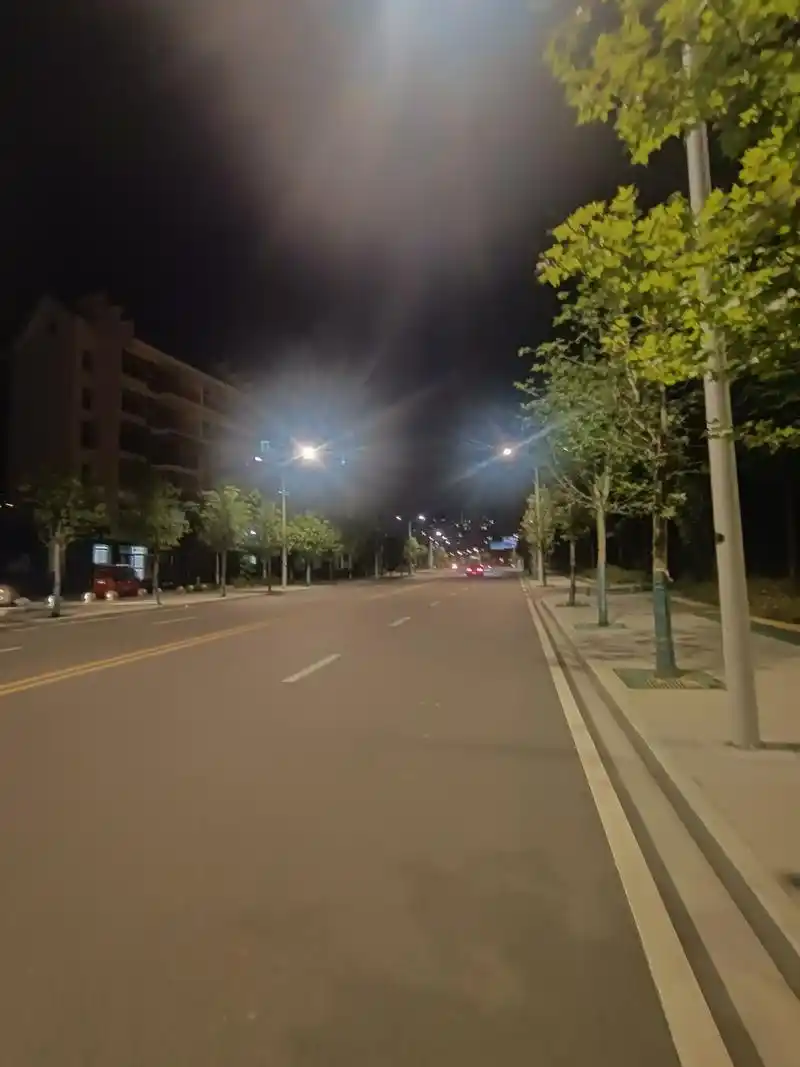 夜晚街头孤独的旅人.夜幕降临,街上车水马龙,人群熙熙攘攘.