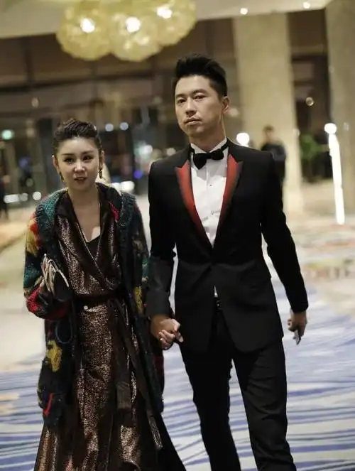 娱乐界清流演员王雷和妻子李小萌现身酒店两人一路十指紧扣