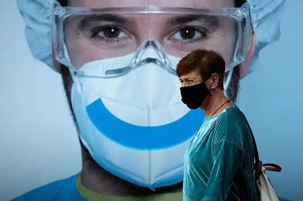 当地时间2020年9月21日,西班牙马德里,戴口罩的行人.人民视觉图