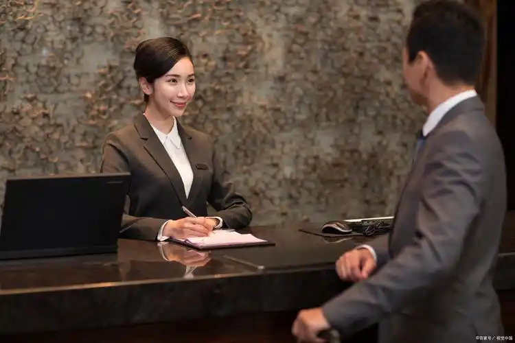 案例一:一个长住客的朋友凌晨5点左右到访,直接上楼进房间,前台员工没