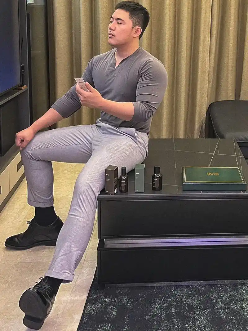 反正我今天心情不好02.#肌肉男养成中 #正装皮鞋 #正装男 - 抖音