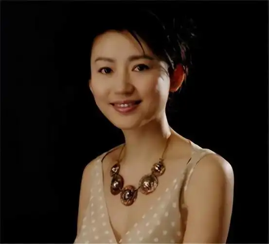 王小丫近况穿着老气却难掩优雅气遗憾的是至今无儿无女