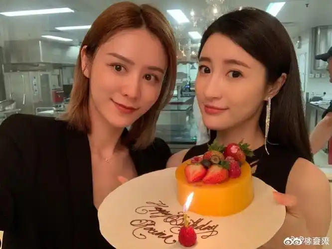 张馨月前来为她庆生:"这大哥一忙完,就马上送上了第八个生日蛋糕和