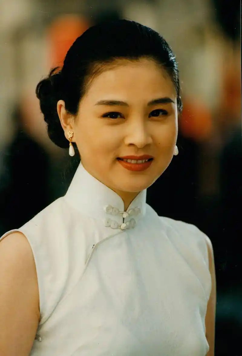 当年,英宁向刚生下女儿不久的妻子赵明明提出离婚,赵明明追问原因