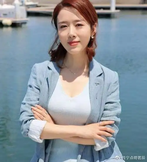 43岁颜丹晨容颜俏丽身材挺拔这个女神着实性感迷人